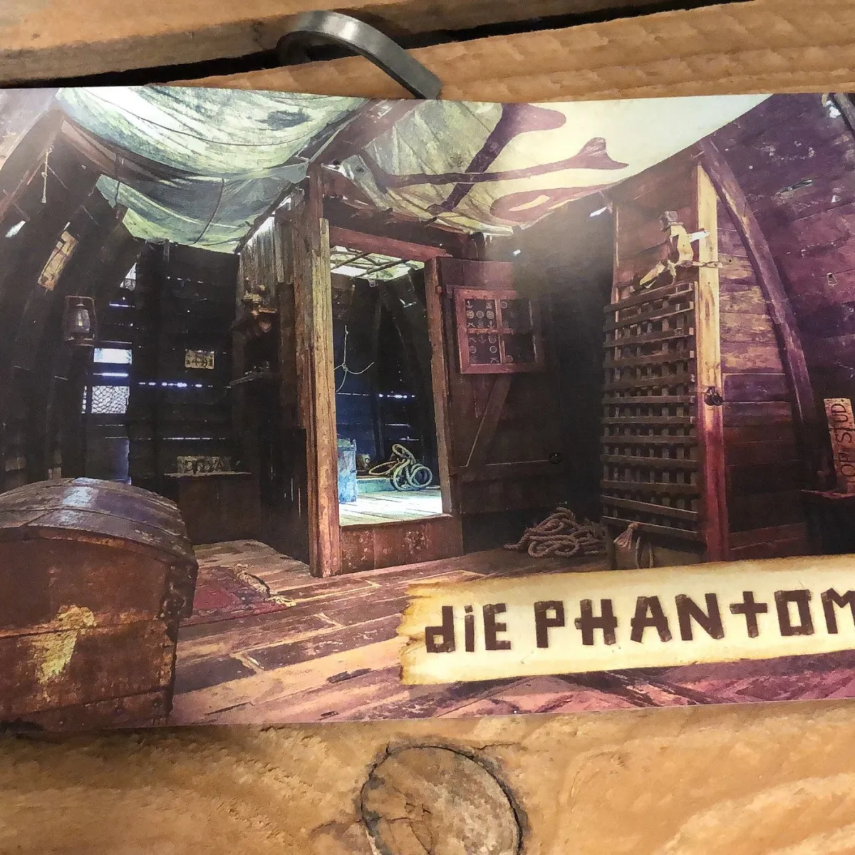 Innenansicht einer alten Holzhütte mit Seilen.