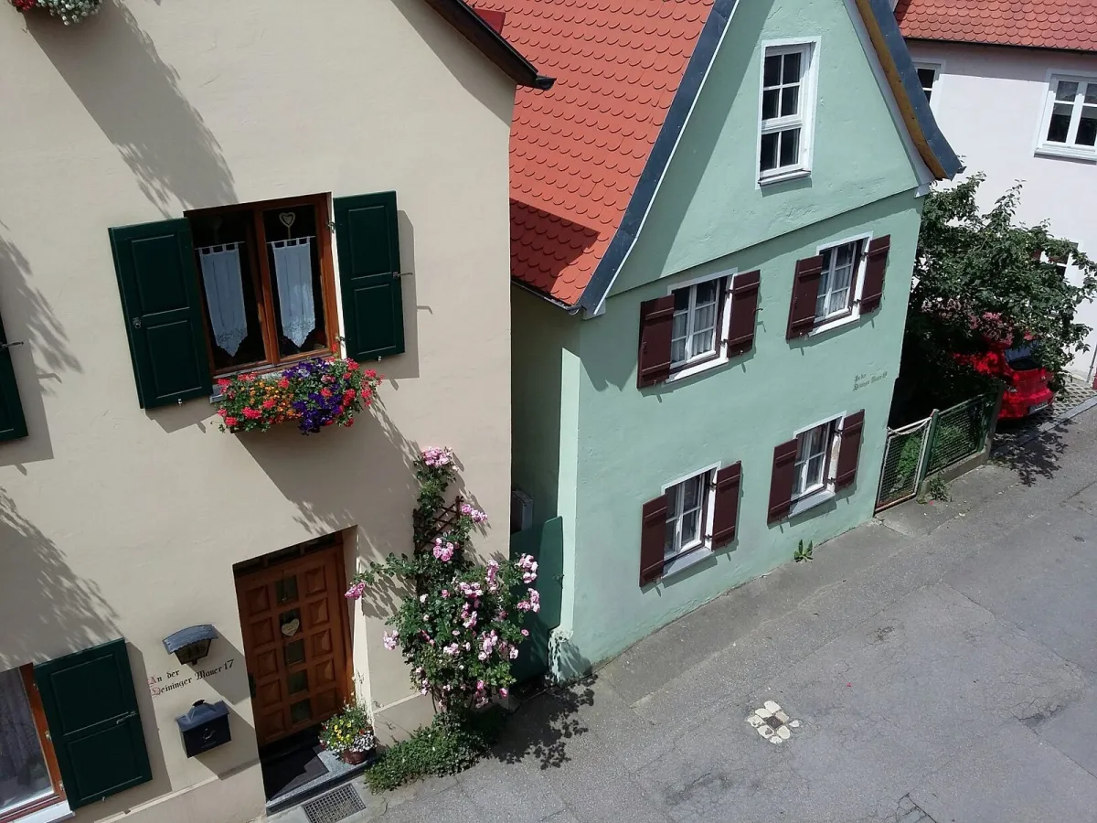 Zwei nebeneinander stehende Häuser mit Blumen.