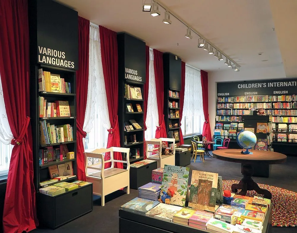 Buchladen mit internationalen Kinderbüchern.