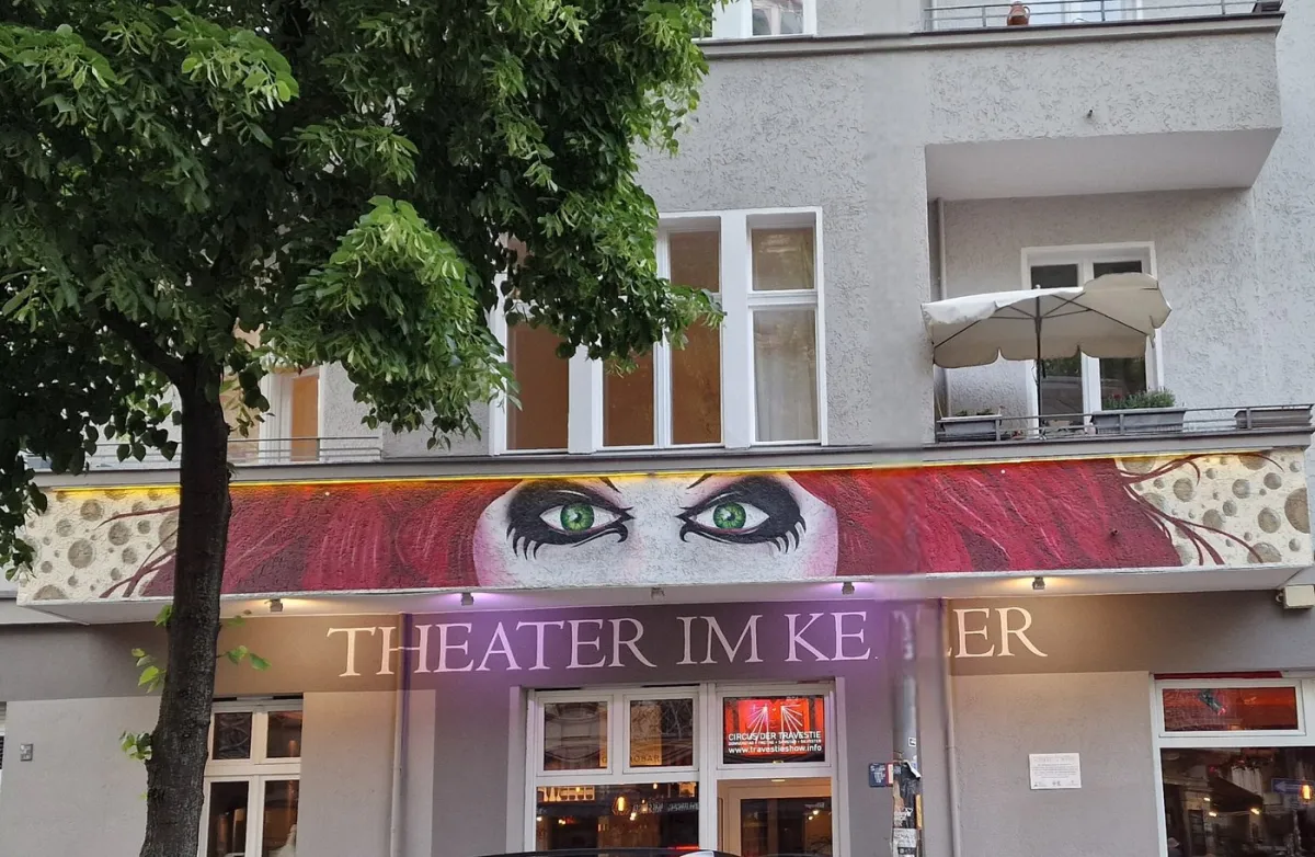 Fassade eines Theaters mit auffälligem Wandbild.