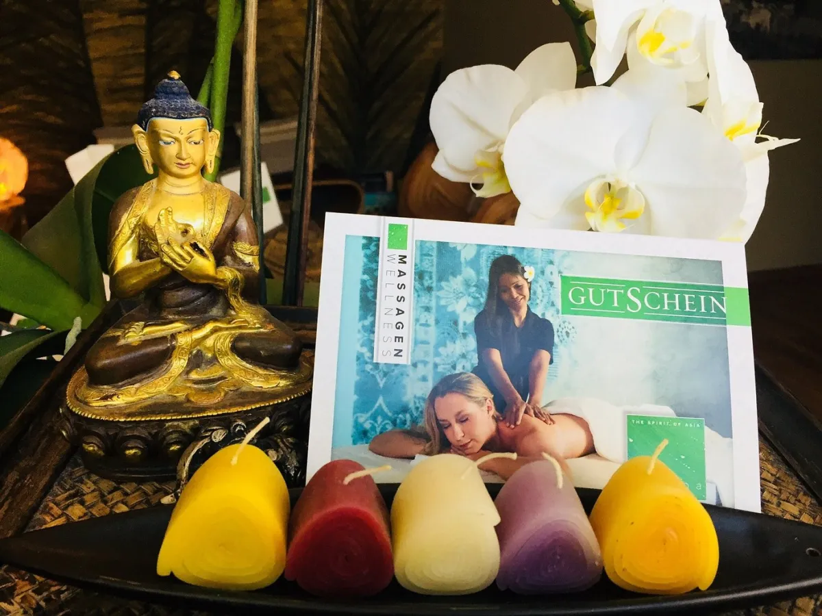 Buddha-Statue, Massage-Gutschein und Kerzen