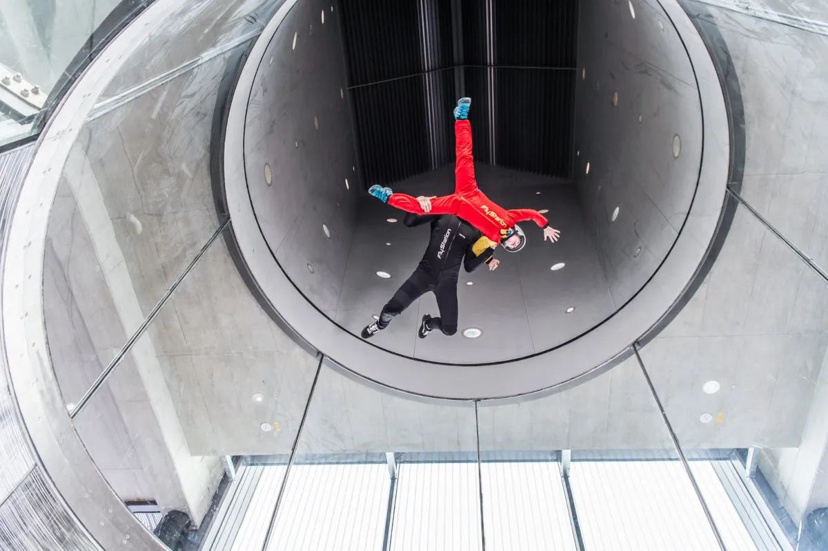 Zwei Personen im Windkanal beim Indoor-Skydiving.