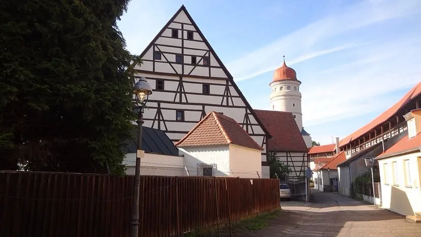 Fachwerkhaus und Turm in einer Gasse