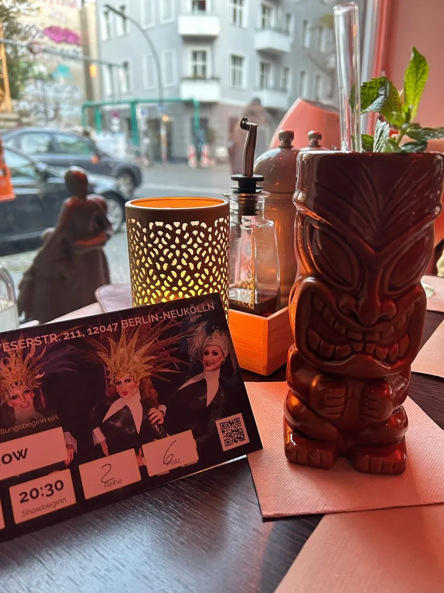 Tiki-Becher und Ticket auf einem Tisch in einem Café.