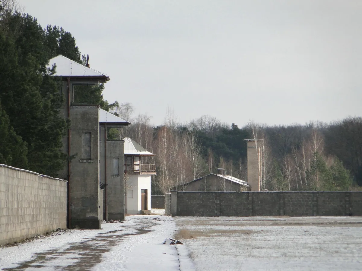 Winterlandschaft mit alten Gebäuden und Bäumen