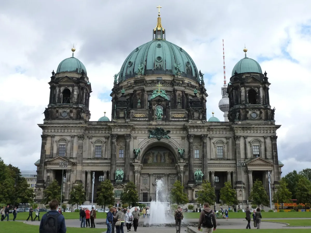 Berliner Dom mit Fernsehturm im Hintergrund