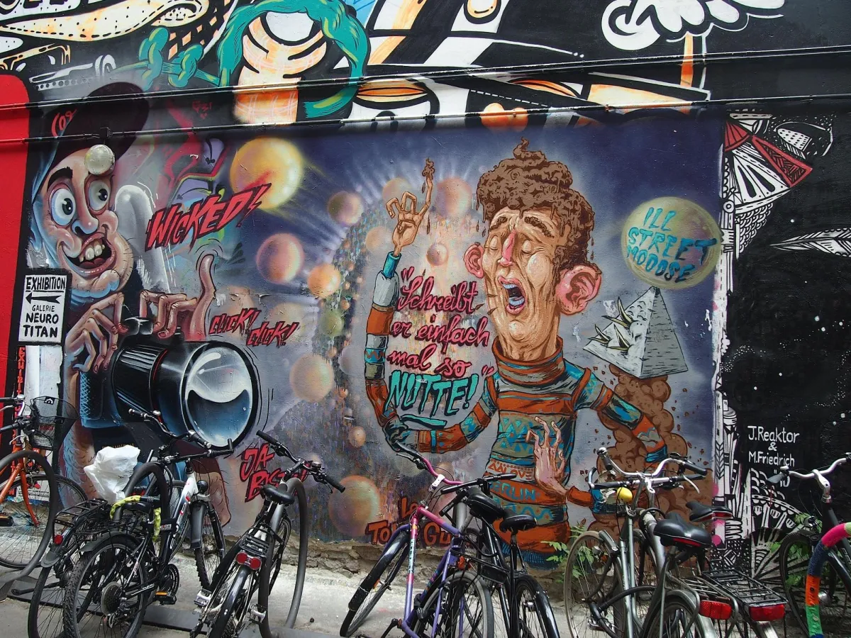 Graffiti-Wand mit Fahrrädern davor