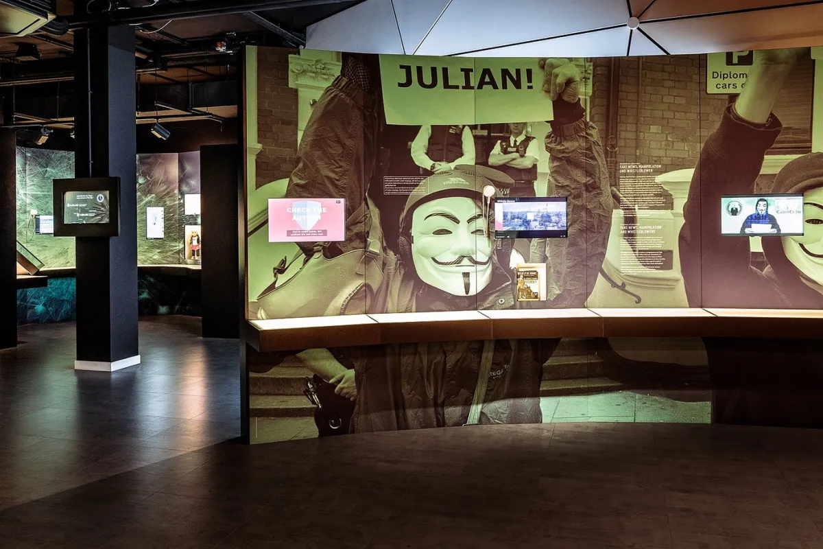 Ausstellung mit Guy Fawkes Maske und Julian Schild.