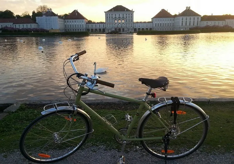 Fahrrad vor einem Schloss am Seeufer