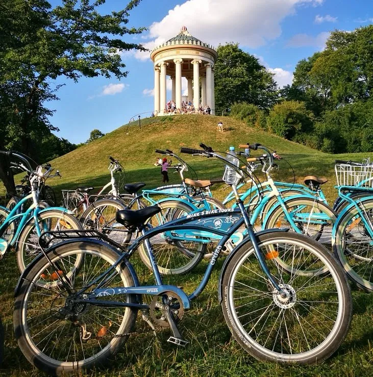 Fahrräder vor einem Tempel auf einem Hügel