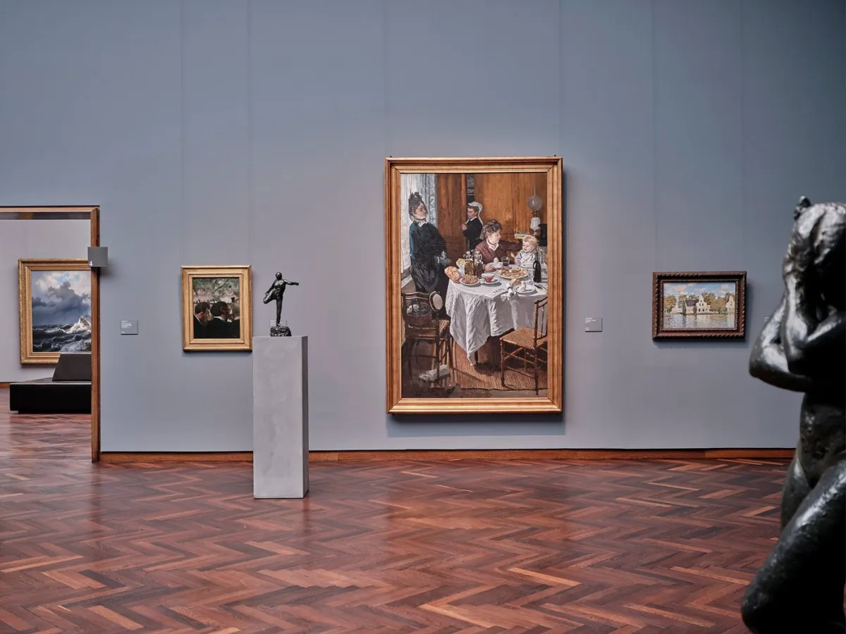 Kunstgalerie mit Gemälden und Skulpturen.