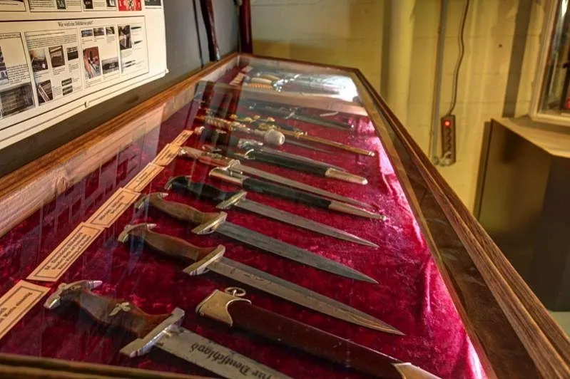 Vitrine mit historischen Dolchen