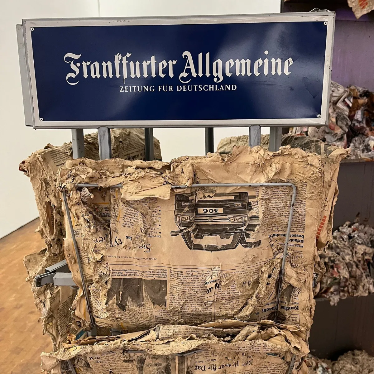 Zeitungsständer mit zerknitterten Zeitungen der Frankfurter Allgemeine
