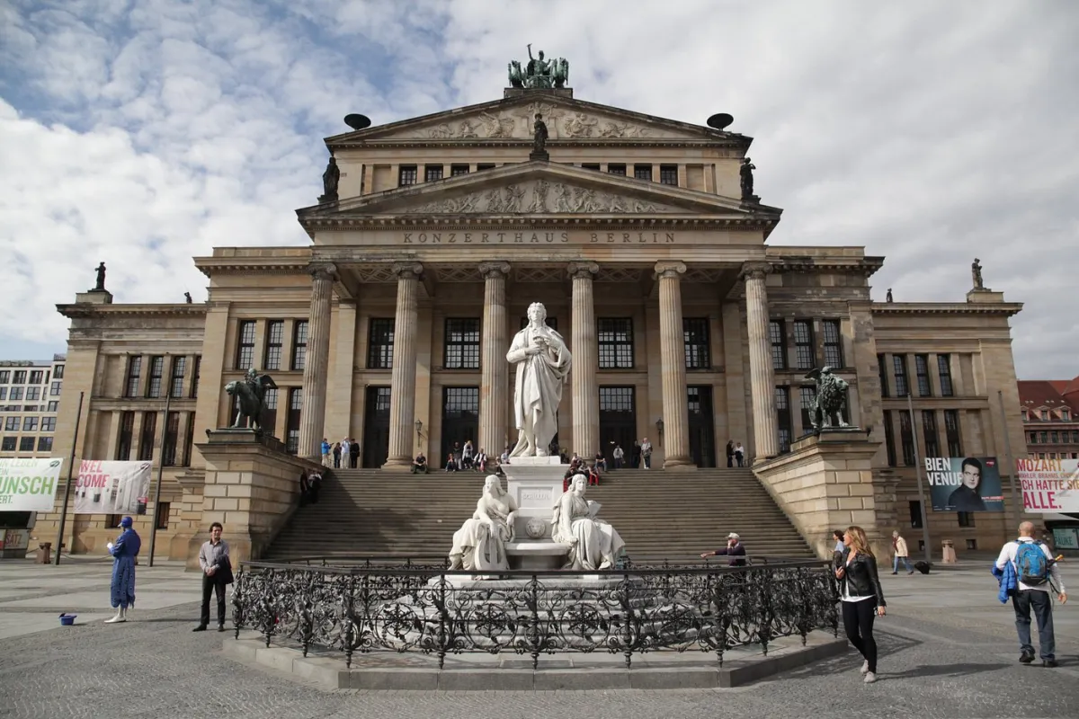 Konzerthaus Berlin mit Statue im Vordergrund