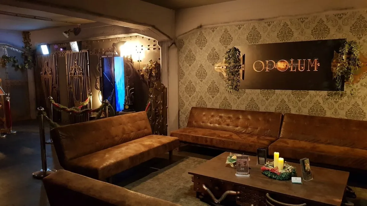 Gemütlicher Lounge-Bereich mit Sofas und Tisch.