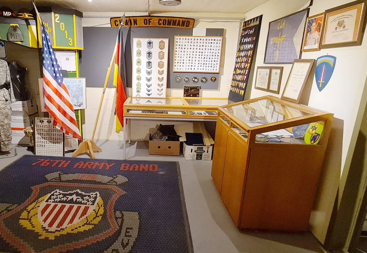 Militärmuseum mit Flaggen und Abzeichen.