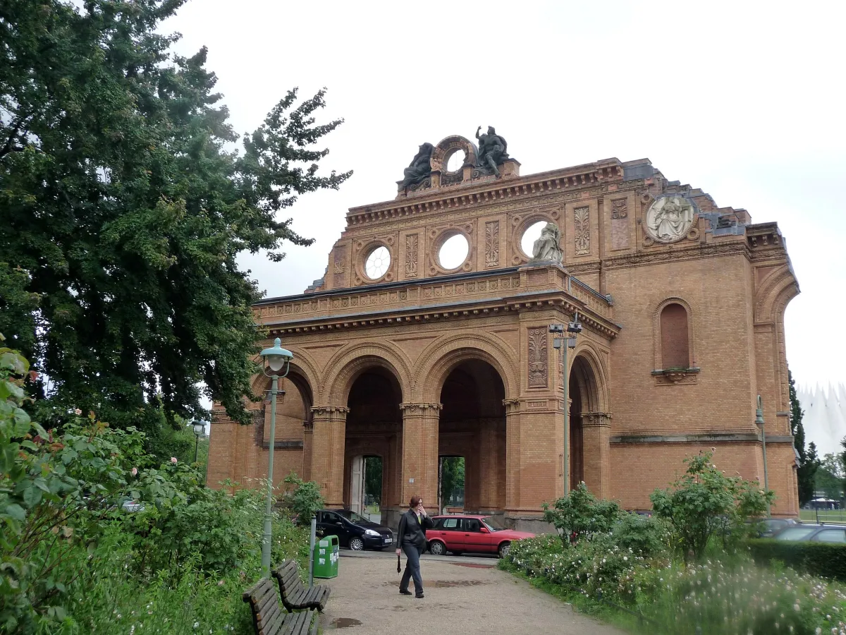 Historische Backsteinruine mit Bögen und Skulpturen