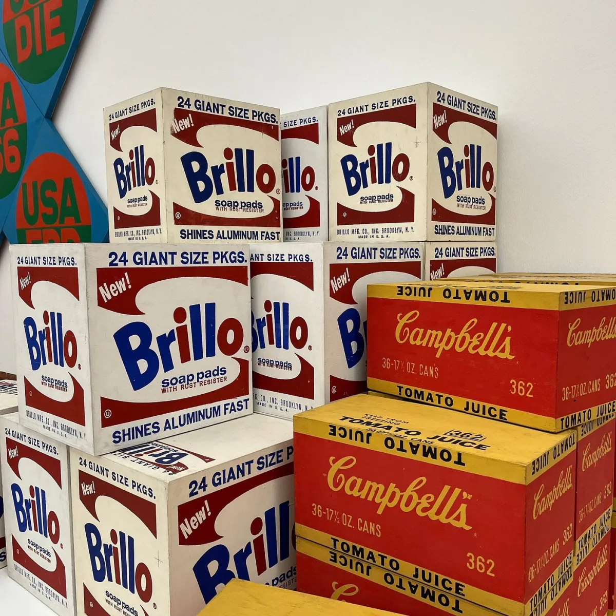 Gestapelte Brillo- und Campbell's-Kisten.