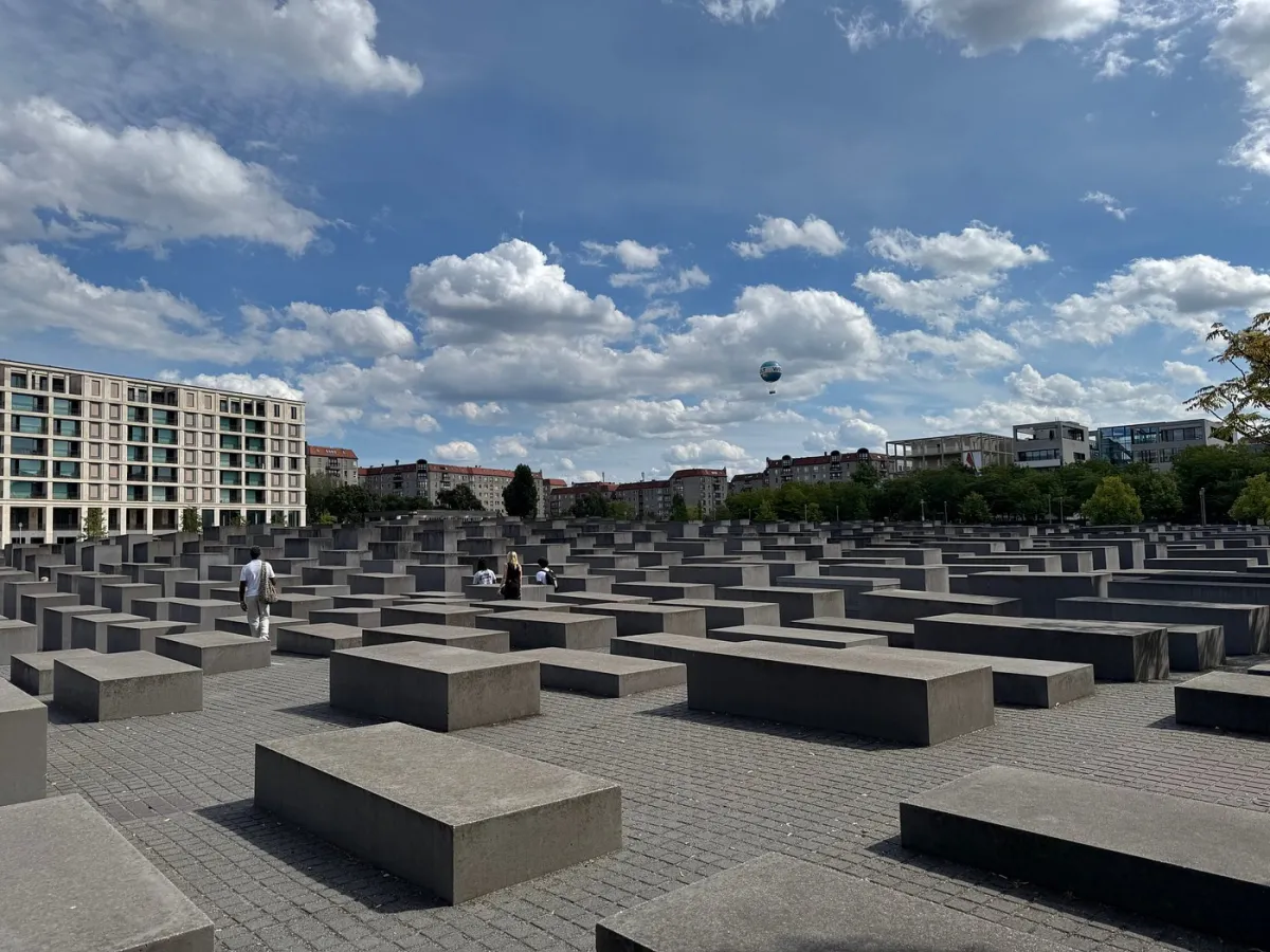 Denkmal mit Betonblöcken und Wolken am Himmel