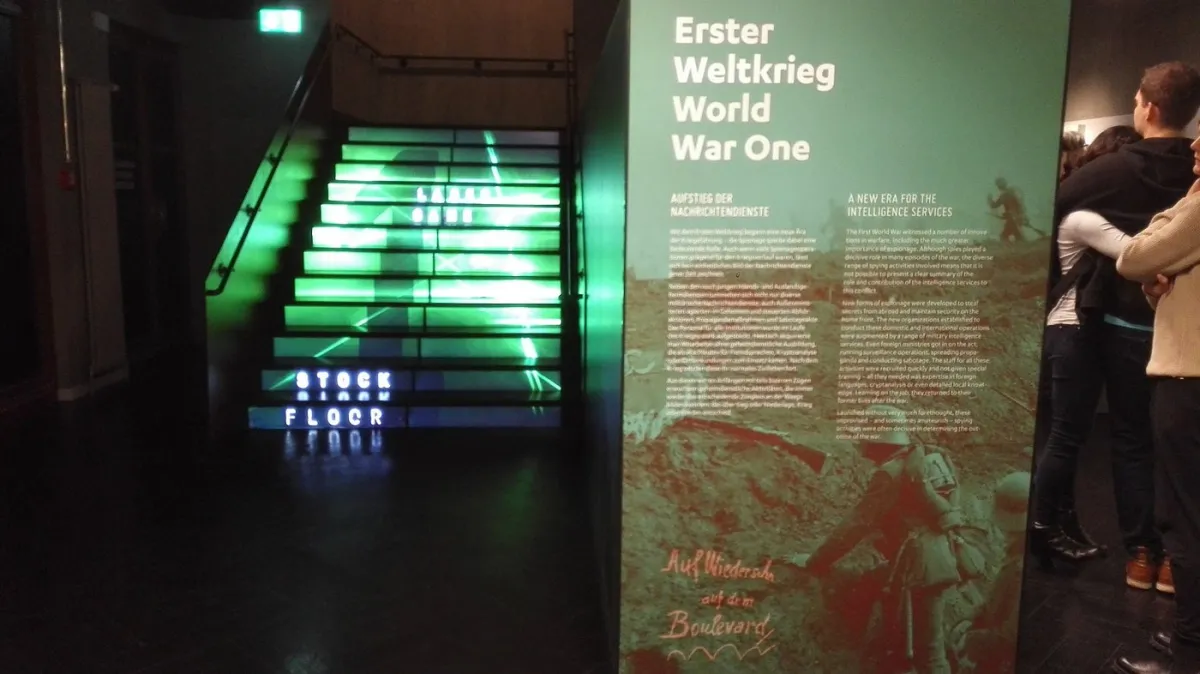 Ausstellung über den Ersten Weltkrieg mit beleuchteter Treppe.