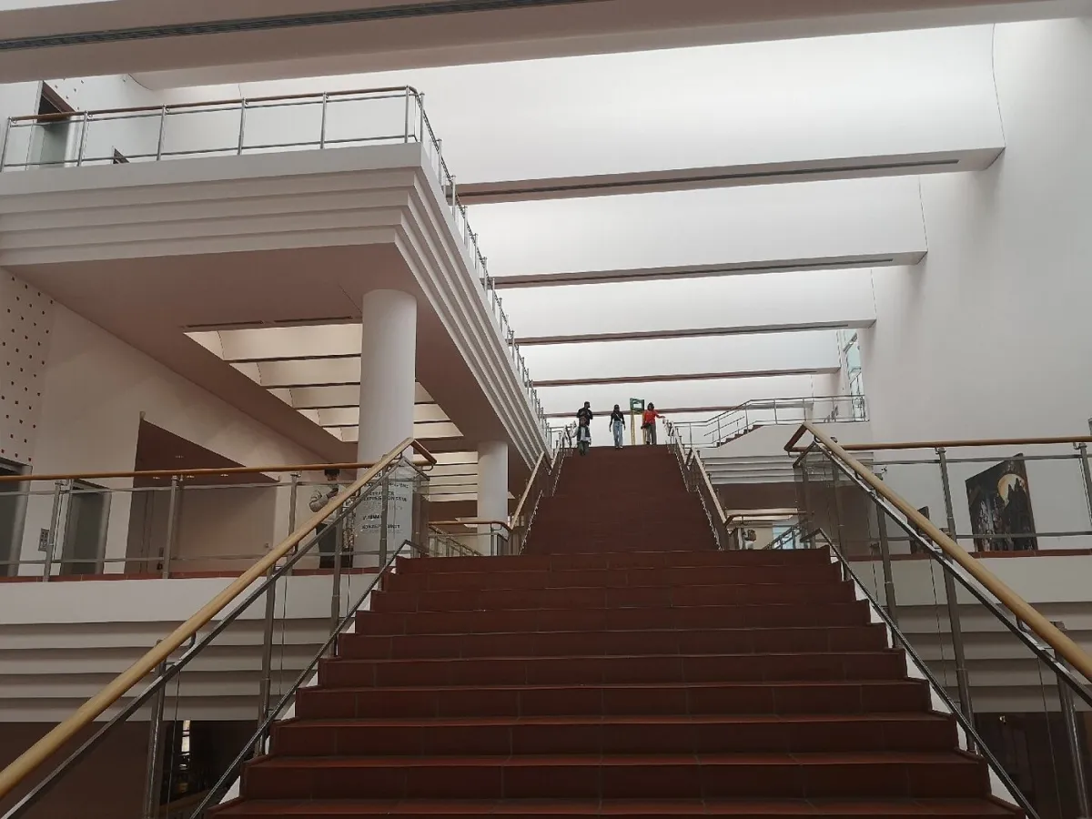 Innenansicht eines modernen Gebäudes mit Treppe