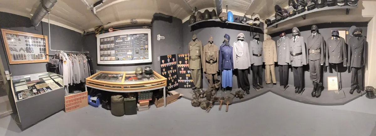 Ausstellung mit Militäruniformen und Abzeichen