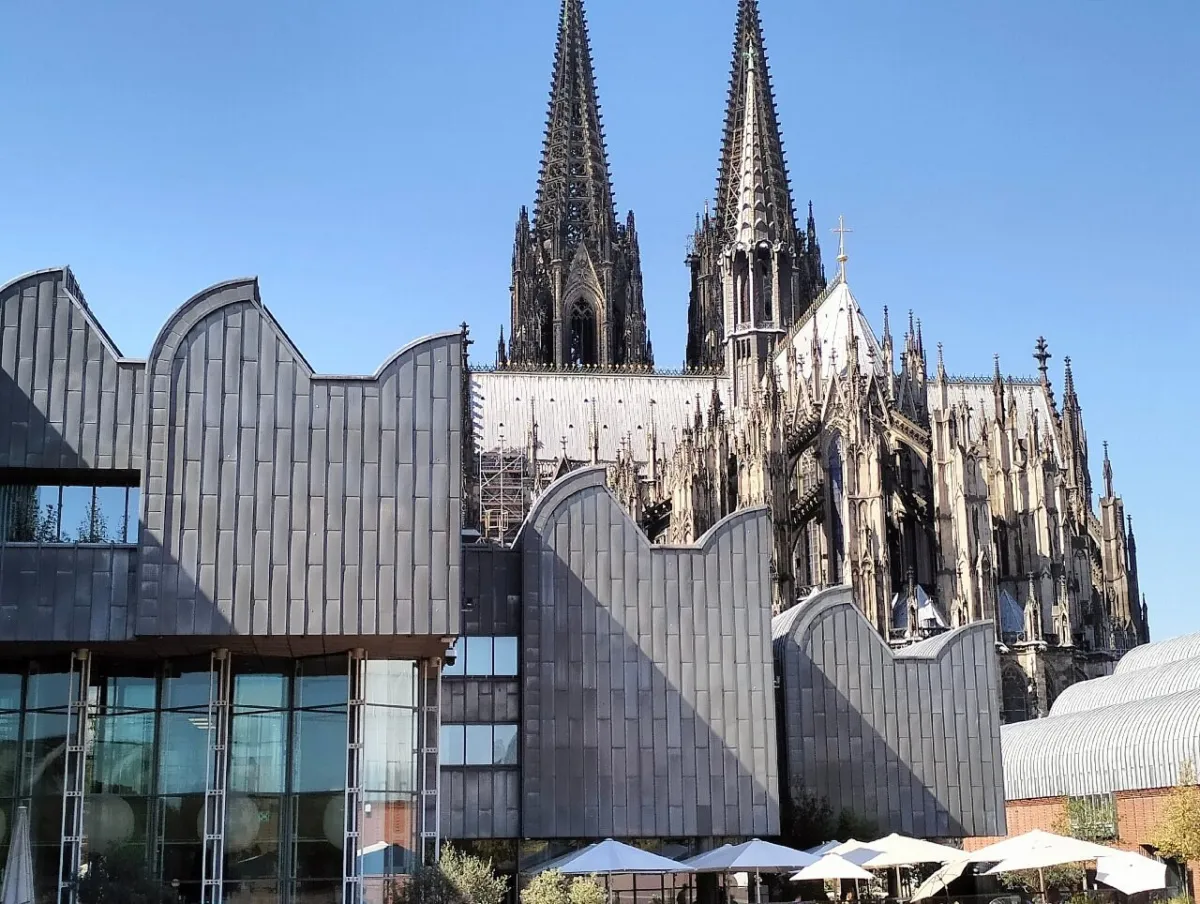 Kölner Dom hinter dem Museum Ludwig