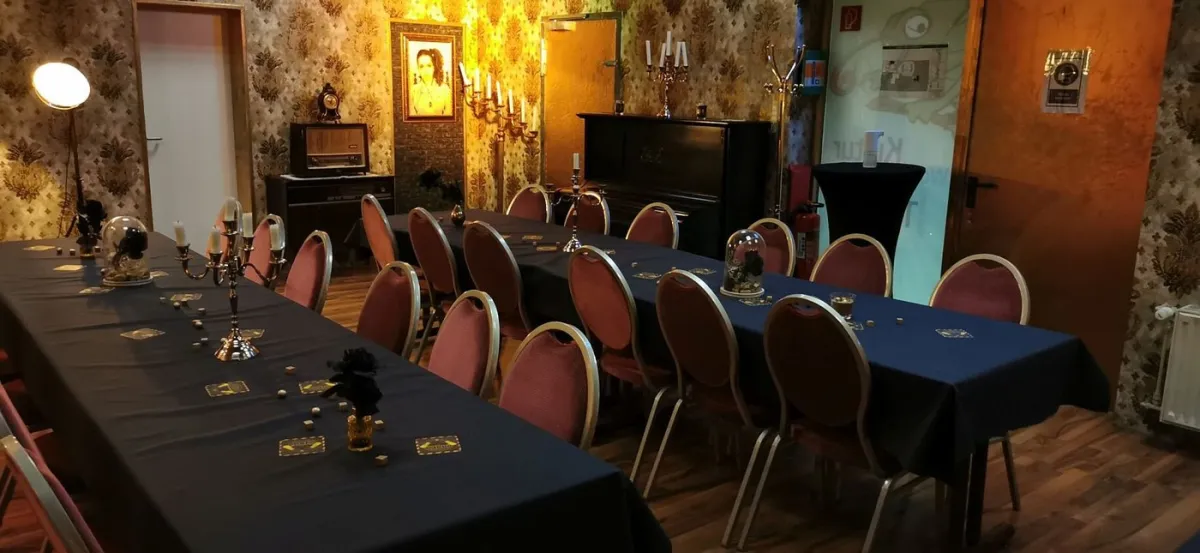 Eleganter Raum mit gedeckten Tischen und Stühlen.