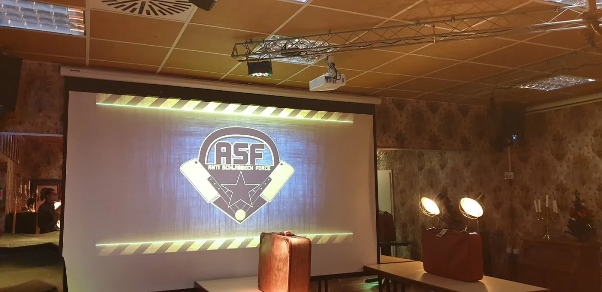 Projektor zeigt ASF-Logo in einem Raum.