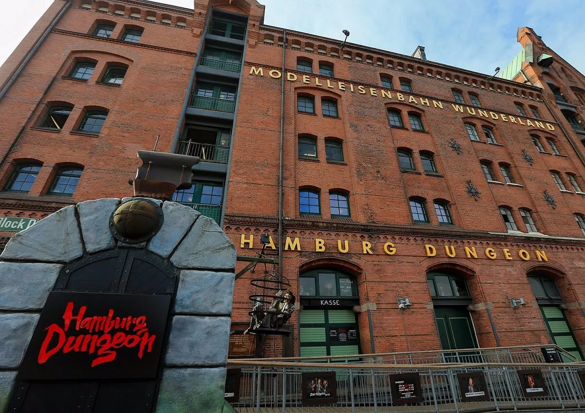 Fassade des Hamburg Dungeon und Miniatur Wunderland.