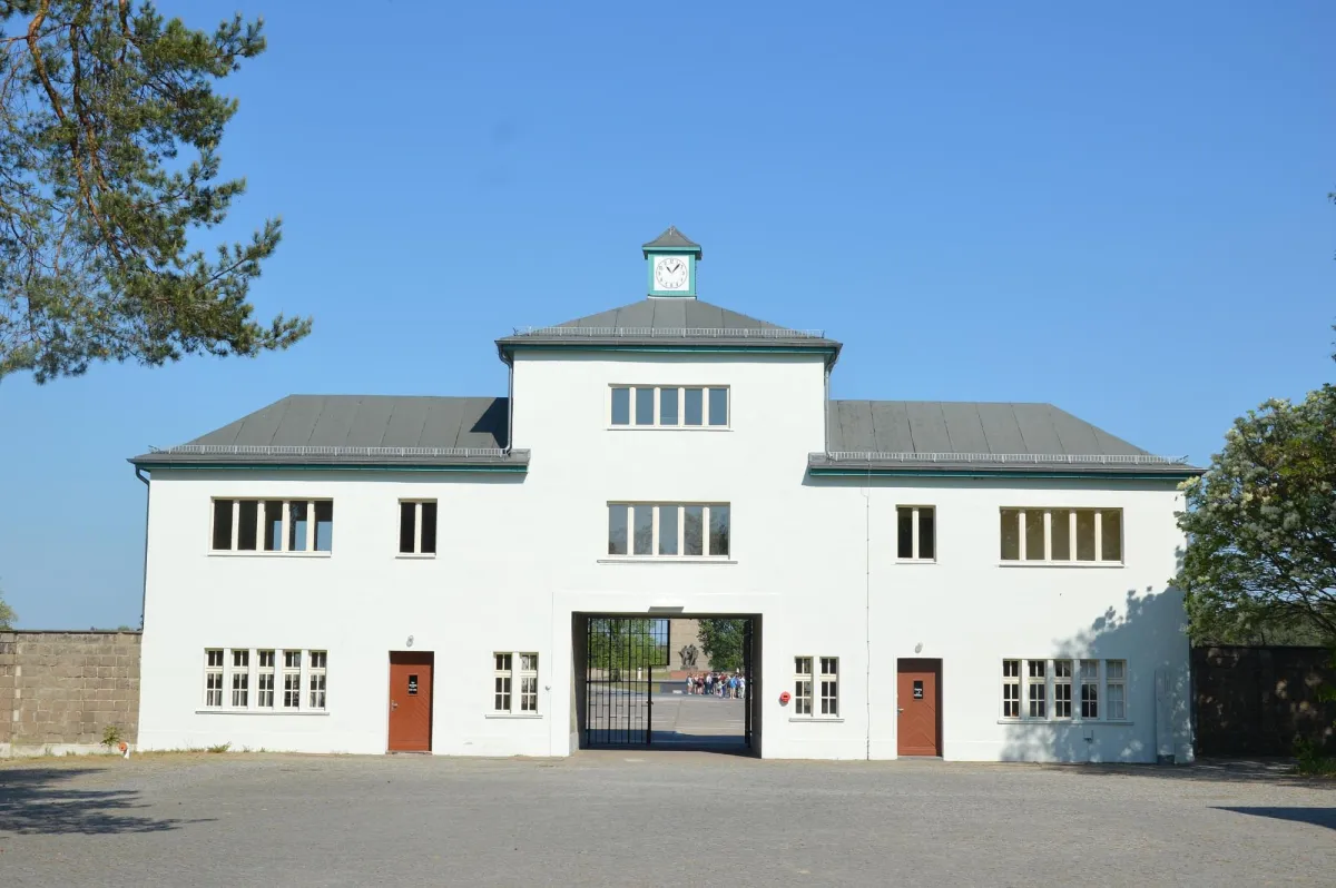 Eingangstor eines historischen Gebäudes mit Uhrturm