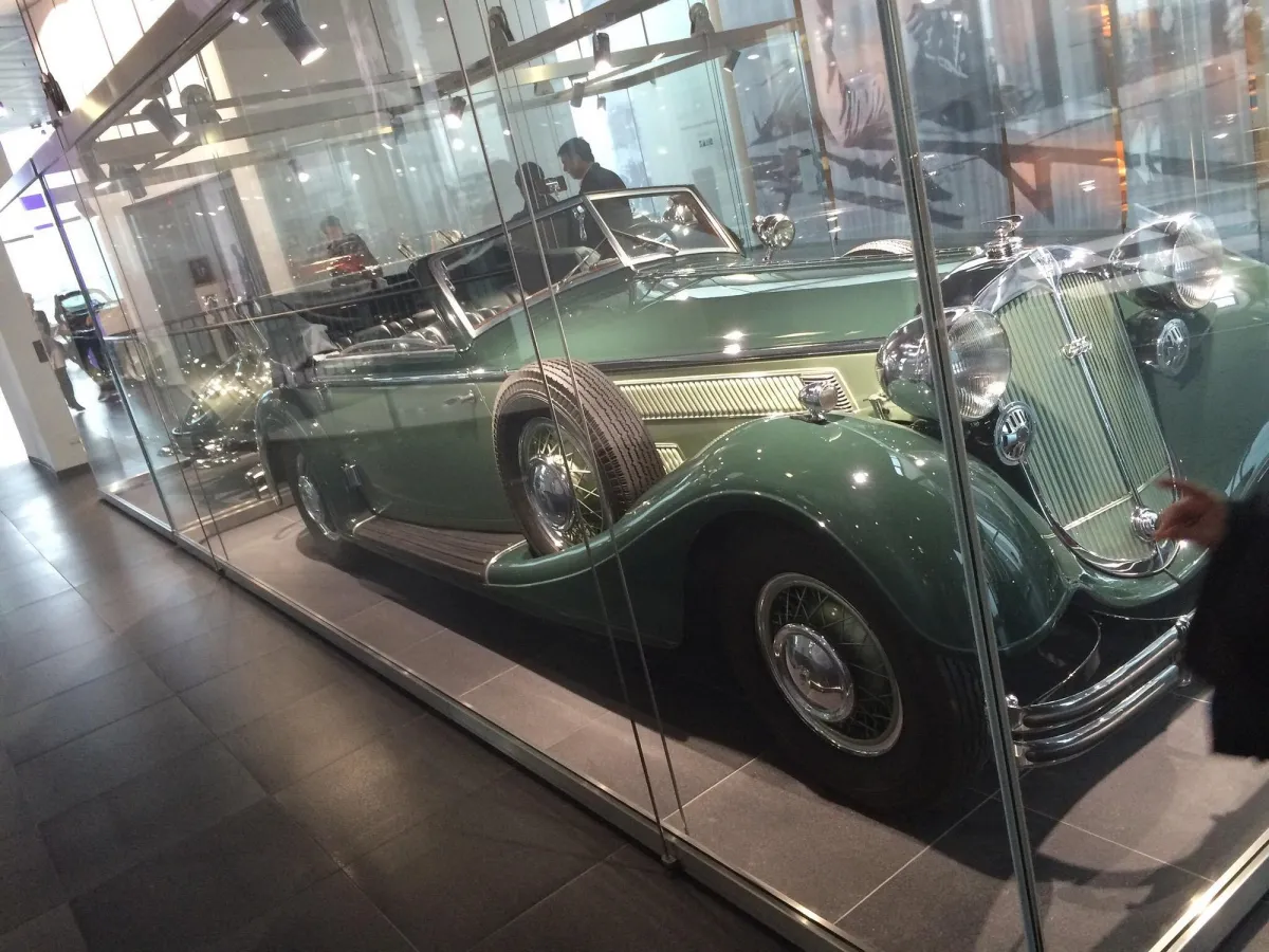 Grünes Oldtimer-Auto in einem Glaskasten