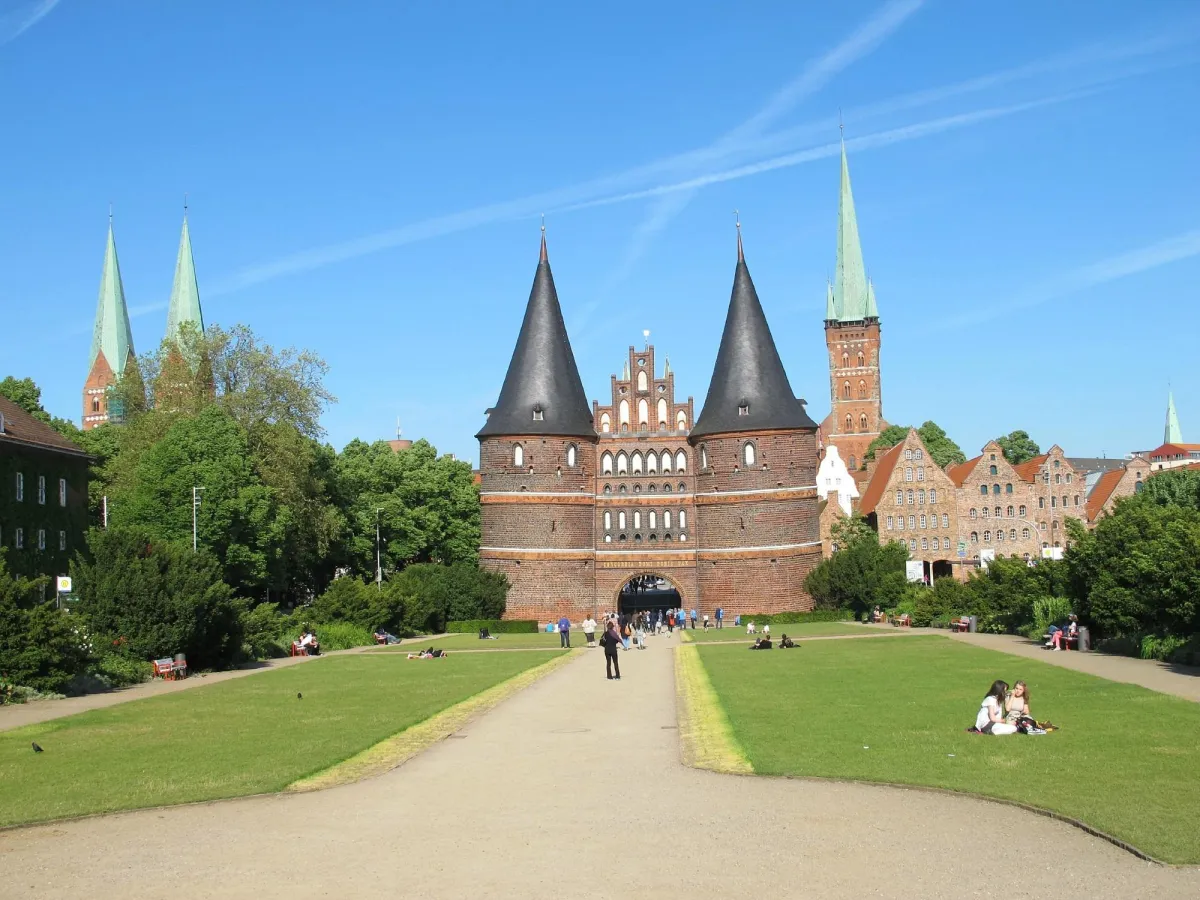 Holstentor in Lübeck bei klarem Himmel