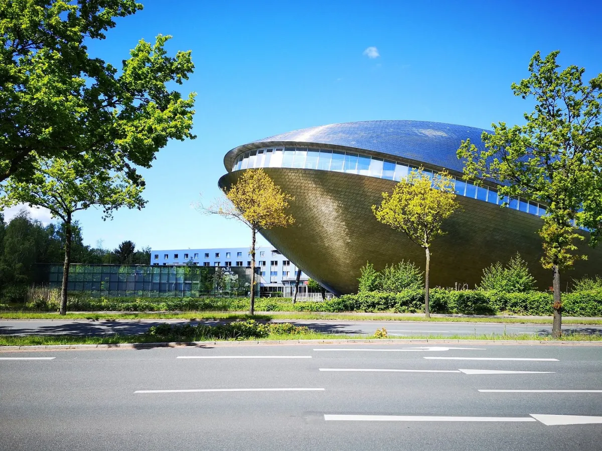 Modernes Gebäude mit geschwungener Fassade
