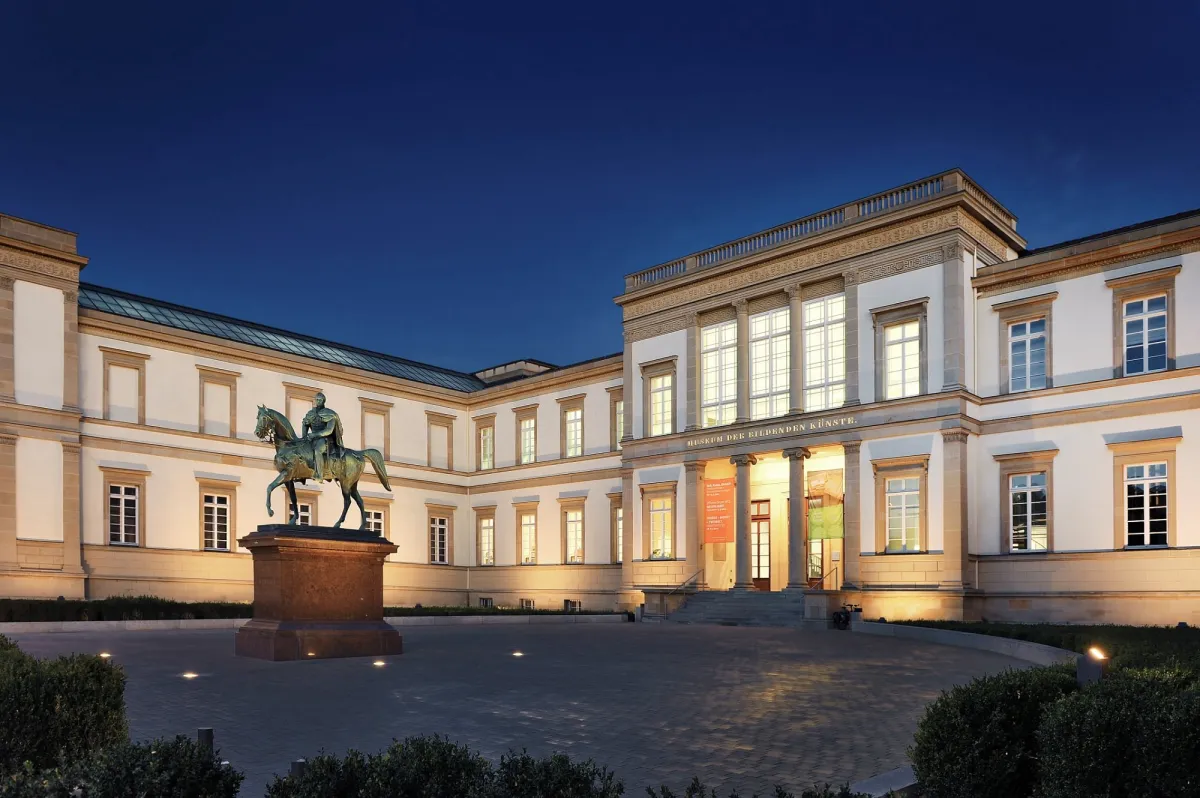 Beleuchtetes Gebäude mit Reiterstatue