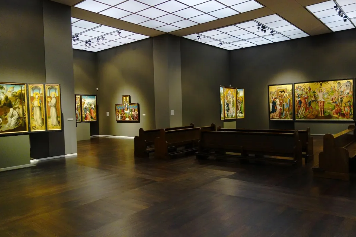 Museumsausstellung mit Gemälden an den Wänden