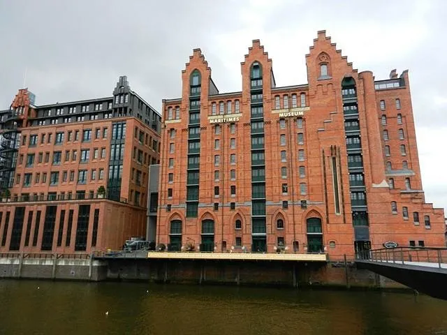 Backstein-Gebäude mit der Aufschrift Maritimes Museum