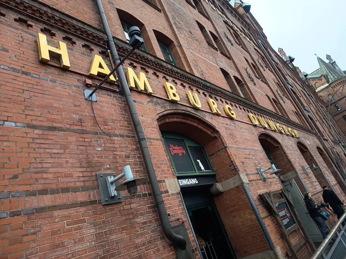 Backsteinfassade mit Schriftzug 'Hamburg Dungeon'