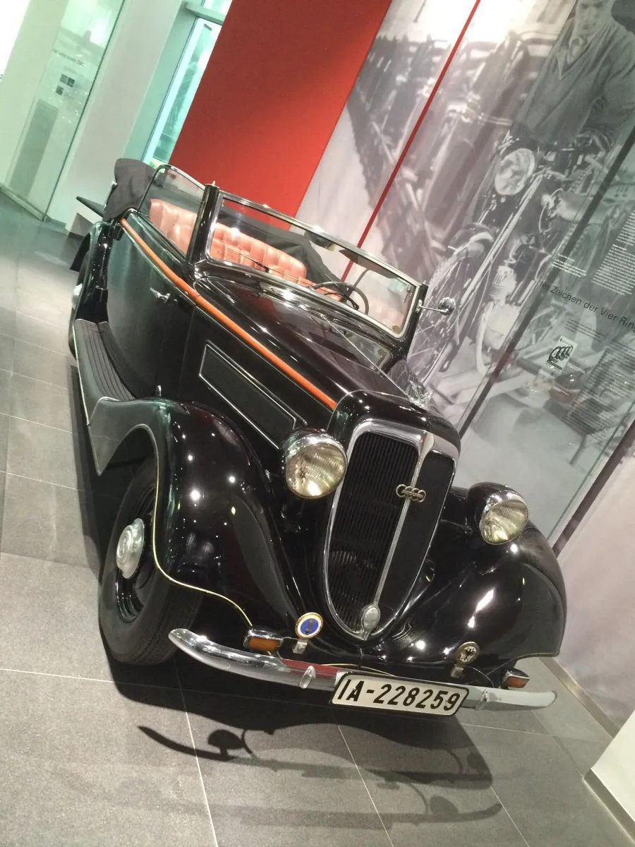 Schwarzes Oldtimer-Cabriolet im Ausstellungsraum