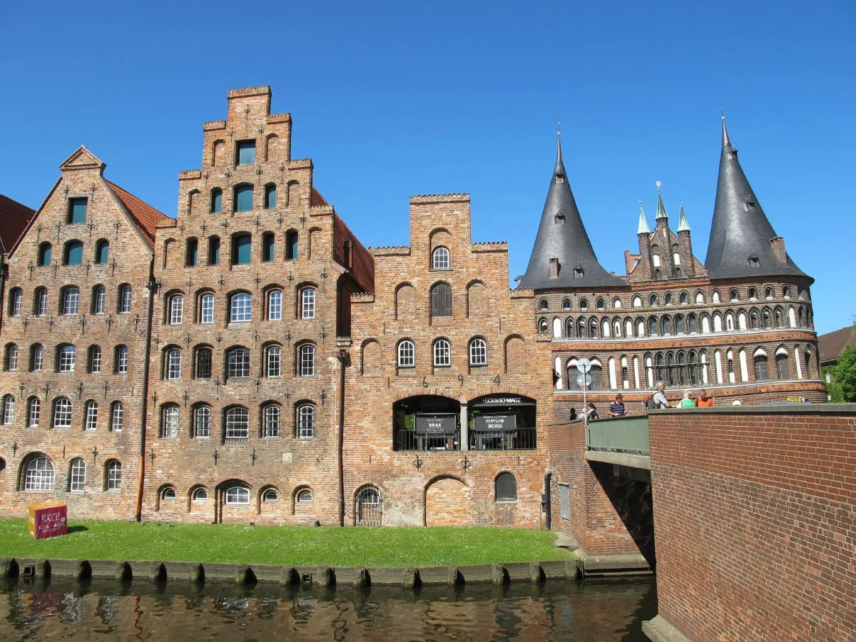 Backsteingebäude und Stadttor an einem Kanal