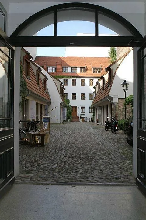 Gepflasterter Innenhof mit Fahrrädern und Gebäuden