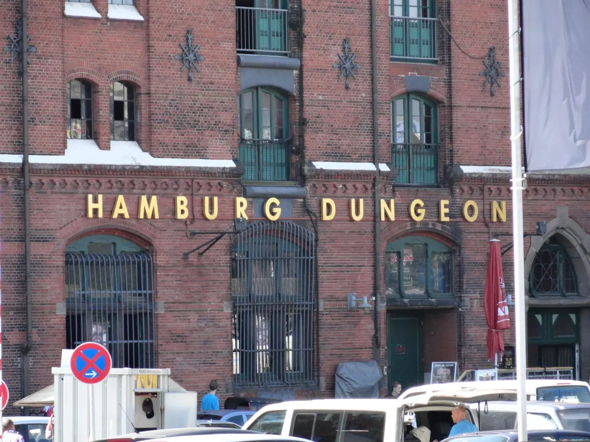 Gebäude mit Hamburg Dungeon Schriftzug