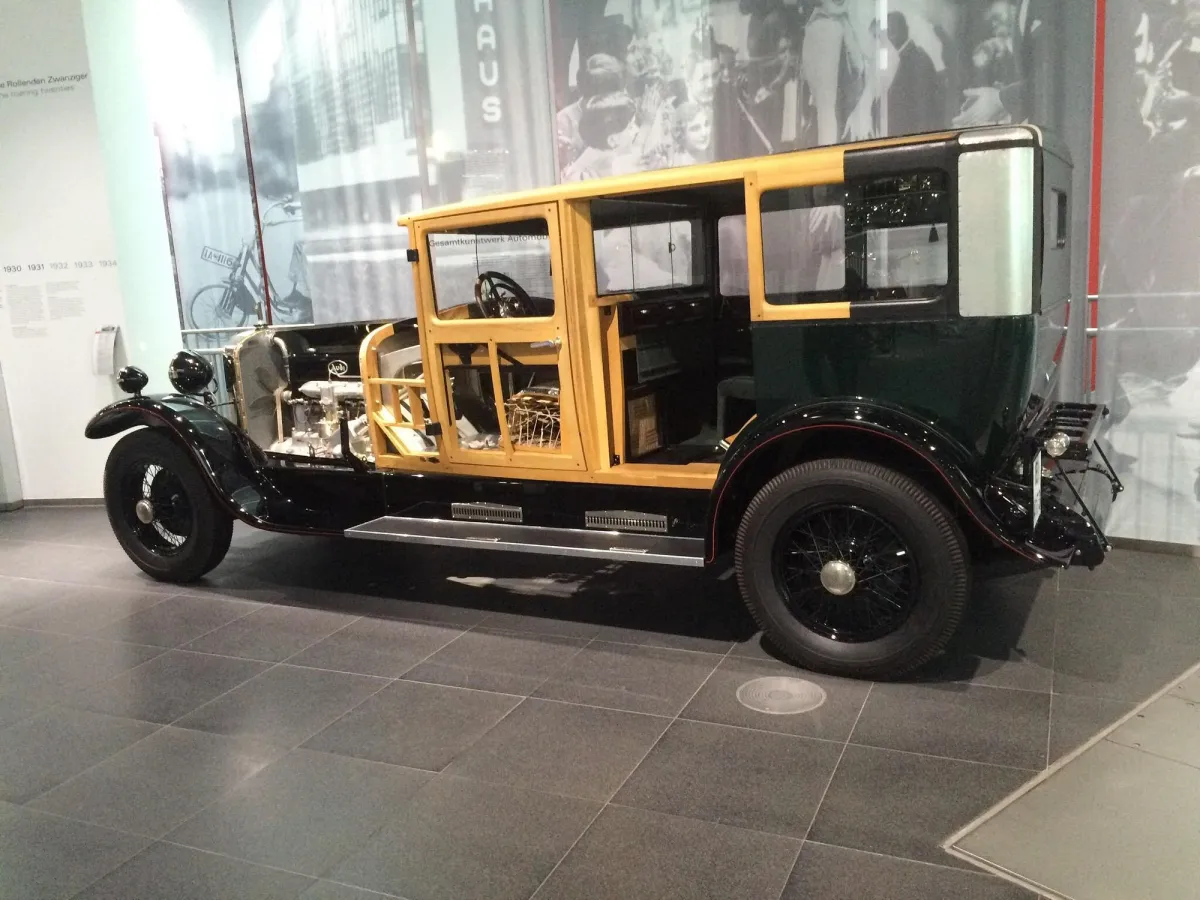 Oldtimer-Auto im Museum