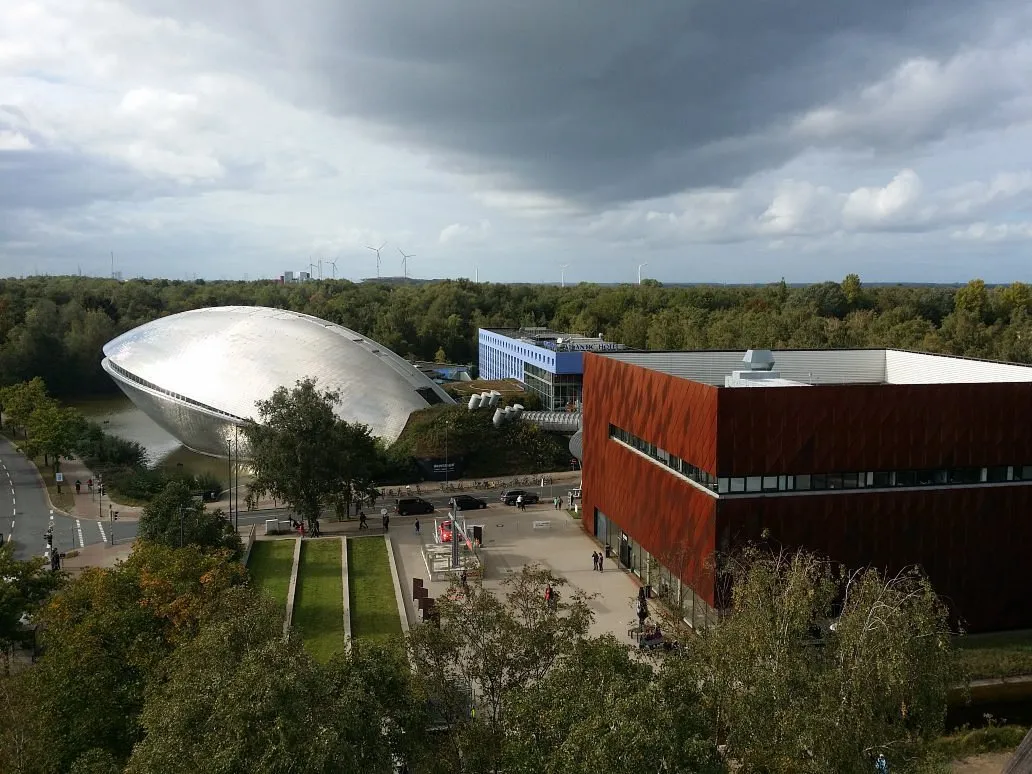Moderne Gebäude mit futuristischem Design in grüner Umgebung