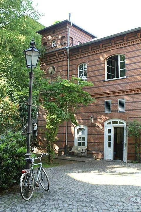Fahrrad vor einem Backsteingebäude