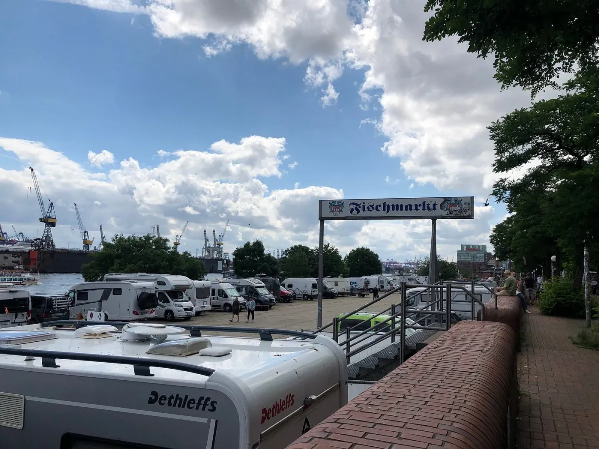 Wohnmobile am Fischmarkt mit Hafenkränen im Hintergrund