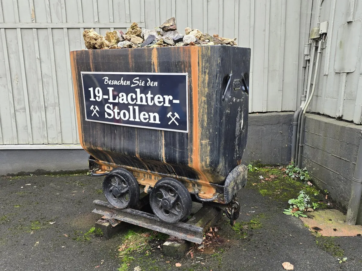 Alter Bergbauwagen mit Steinen beladen