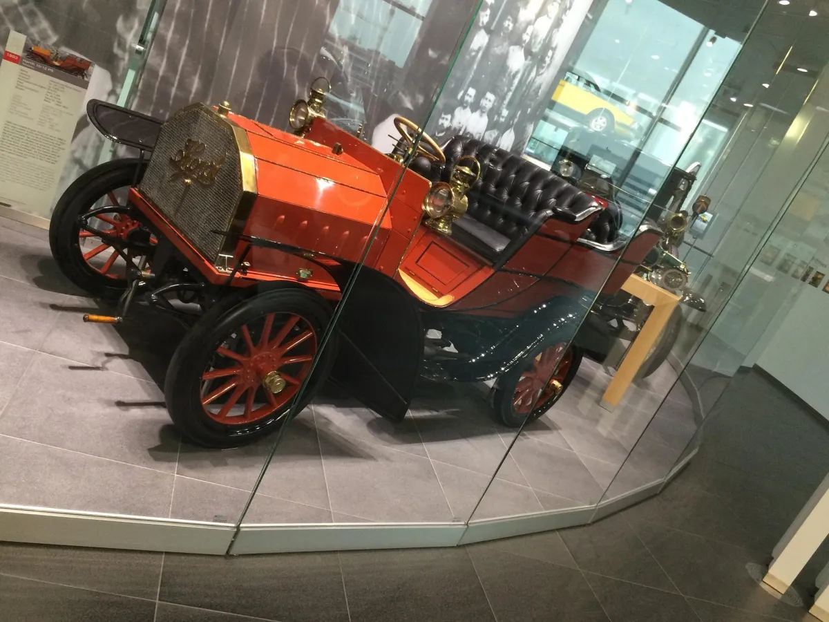 Rotes Oldtimer-Auto im Museum
