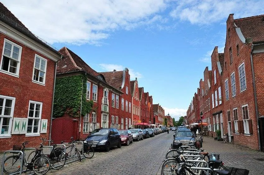 Straße mit roten Backsteinhäusern und Fahrrädern