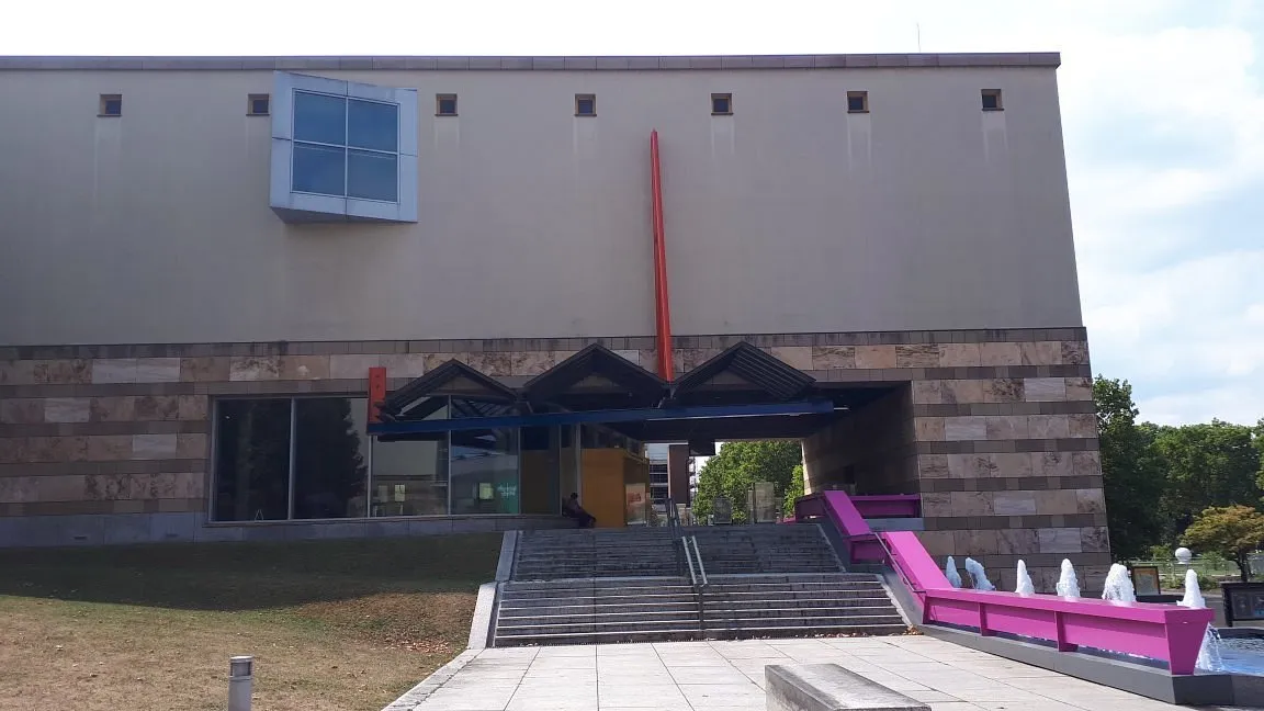 Moderne Architektur mit bunten Elementen